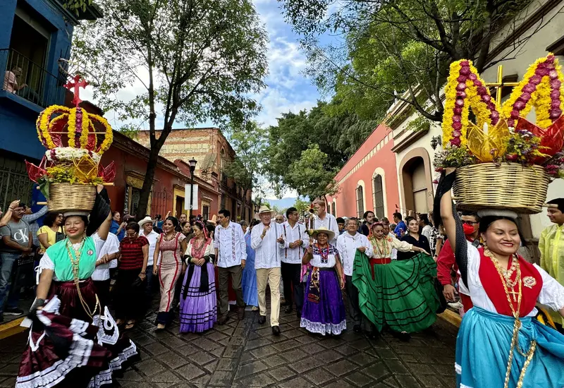 ken-salazar-desfile-delegaciones