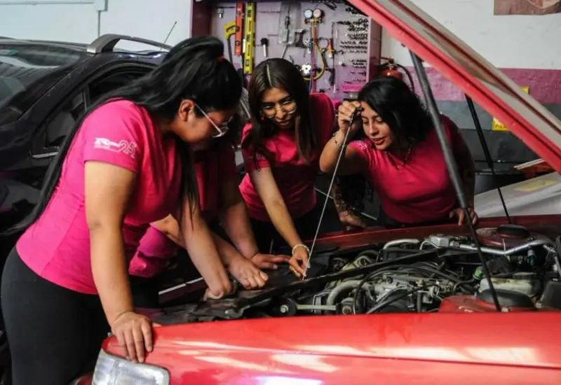 alumnas_academia_automotriz_para_mujeres