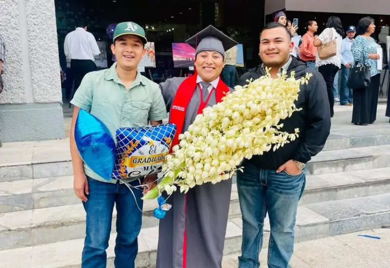 recien_graduado_recibe_ramo_chochas