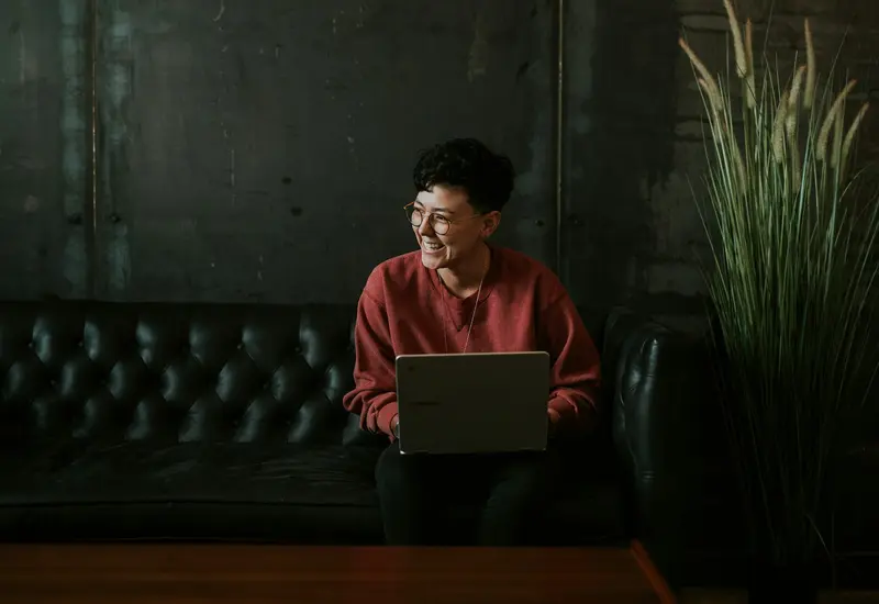 Persona con laptop