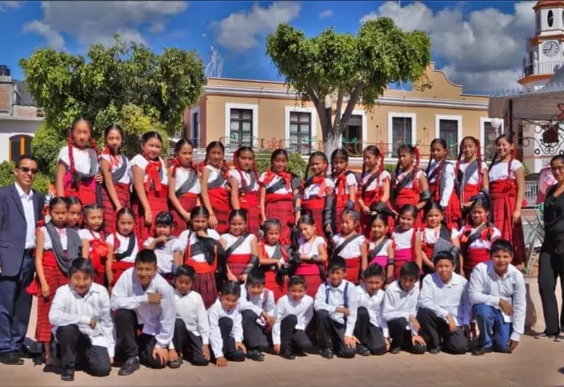 profesor_crea_coro_infantil_mitla