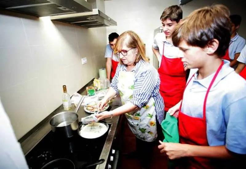 menores_lavan_platos_cocinan_cosen