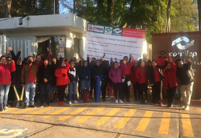 Los docentes protestaron afuera del Conalep en Huajuapan.