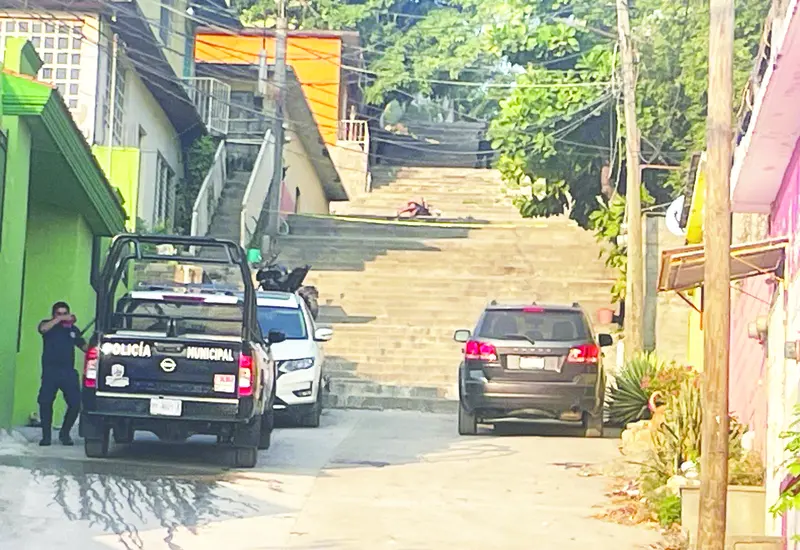 La policía llegó a la escena para iniciar las investigaciones.