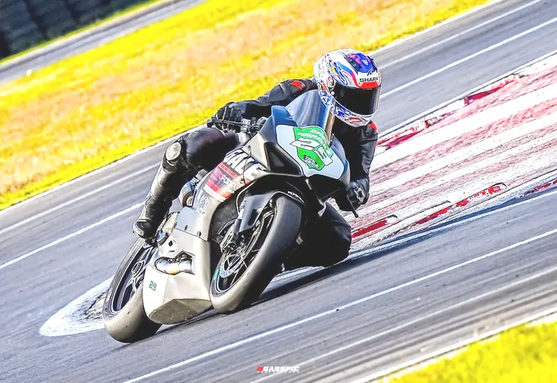 Corriendo al lado de los mejores, el piloto oaxaqueño Gael Arreola se quedó cerca del podio en la categoría superxtreme.