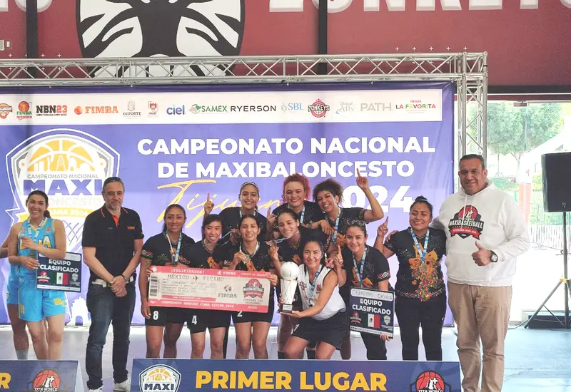 Tras recibir el trofeo de campeonas.