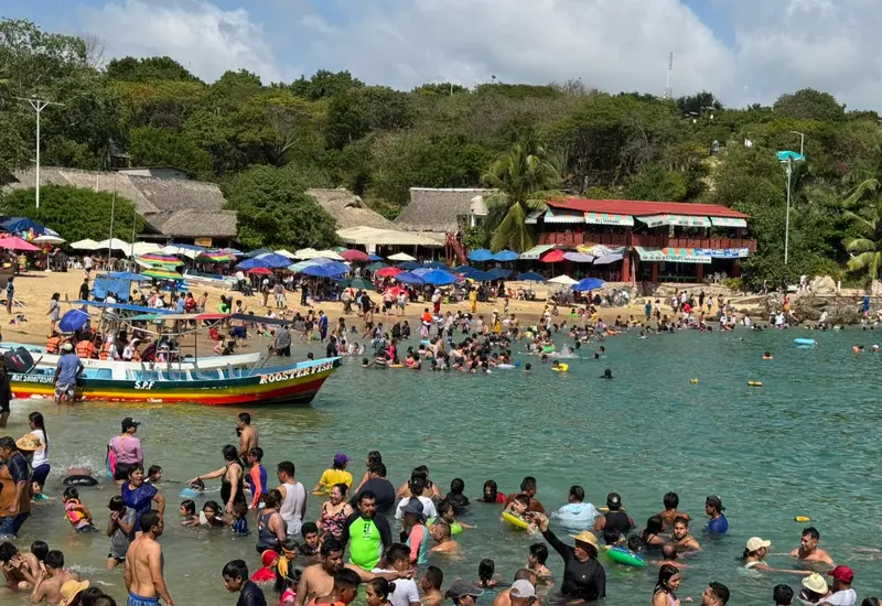 El turismo nacional disfruta de las diversas playas como Puerto Angelito, Manzanillo, Carrizalillo y la Bahía Principal.