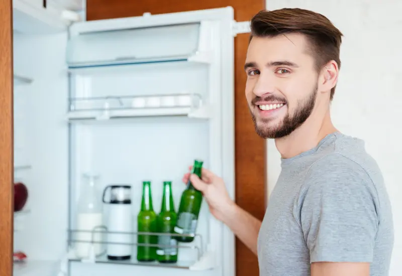 Persona con refrigerador abierto