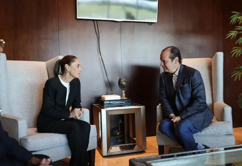 La Presidenta de México, Claudia Sheinbaum Pardo, sostuvo una reunión con el canciller de Panamá, Javier Martínez-Acha Vásquez, durante su paso por ese país.