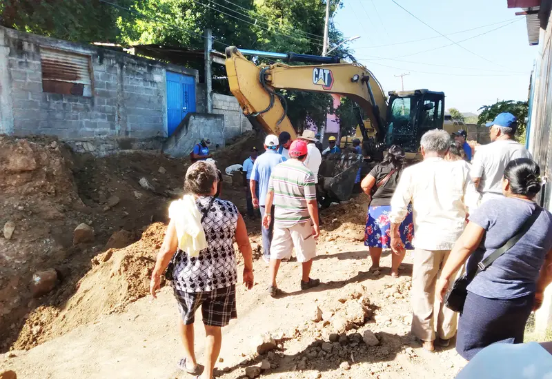 Los vecinos irrumpieron en la zona de los trabajos por espacio de dos horas.