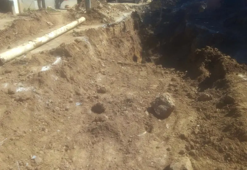 Los trabajos de una obra de drenaje ocasionaron la ruptura de tubería de la red de agua potable.
