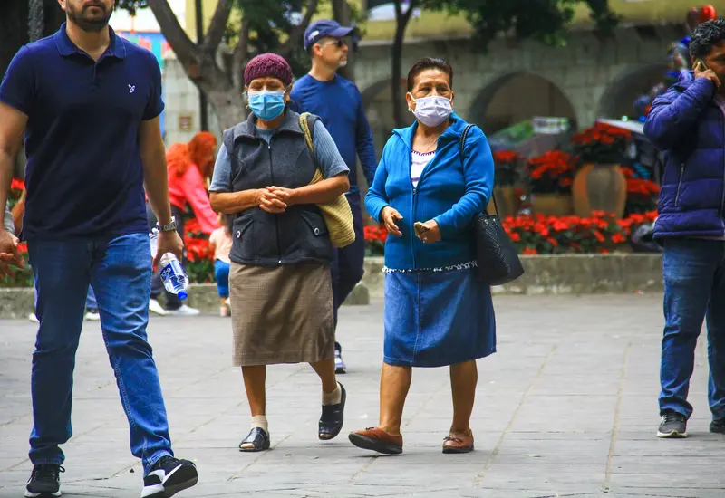 Vestir con ropa gruesa, calzado cerrado, además de usar suficientes cobijas durante la noche, es muy importante cubrir cabeza, manos y pies para mantener la temperatura