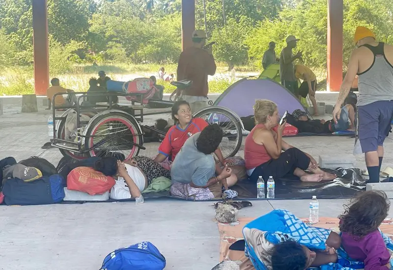 Unos 250 migrantes fueron trasladados el domingo por la tarde en siete autobuses al estado de Guerrero y otra parte a Michoacán.