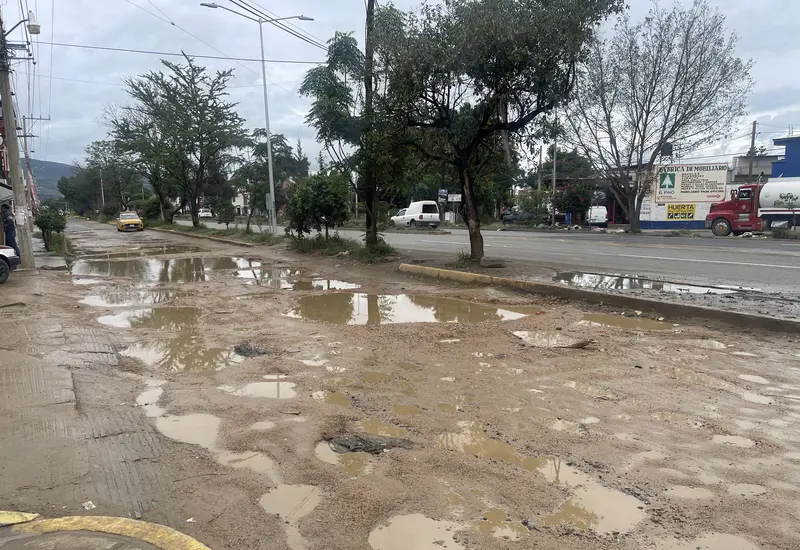 automovilistas_conducen_baches_carreteras_oaxaca