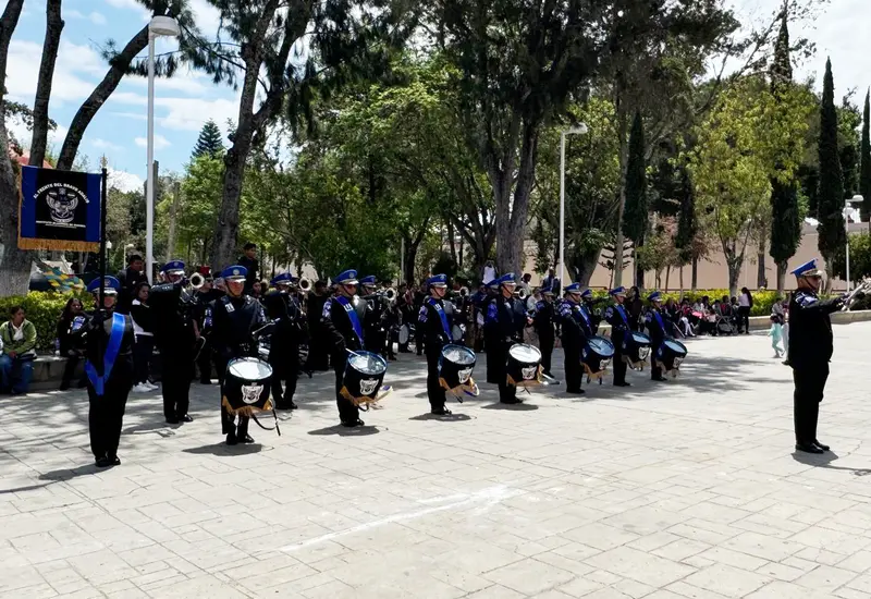 La banda de guerra está integrada por 14 estudiantes de nivel secundaria.