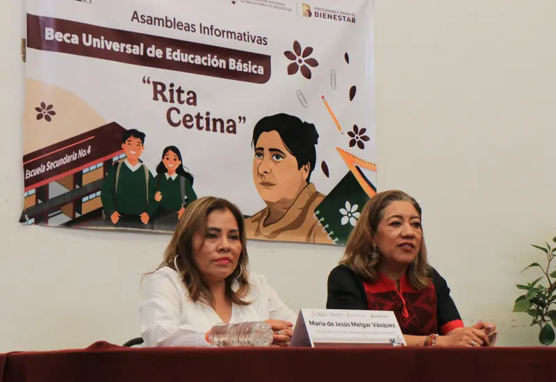 La responsable en Oaxaca de Becas Bienestar, Marichuy Melgar y la delegada de la Secretaría de Bienestar, Nancy Ortiz, en conferencia de prensa.