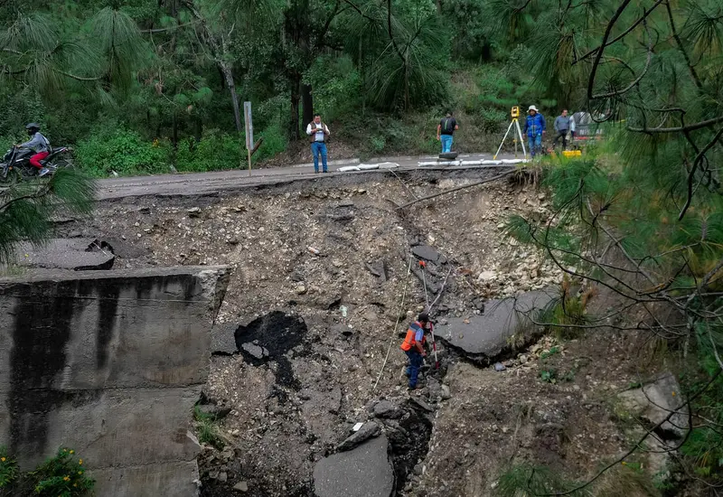 Inician trabajos de reconstrucción del tramo carretero a la altura del paraje “Tierra azul”.