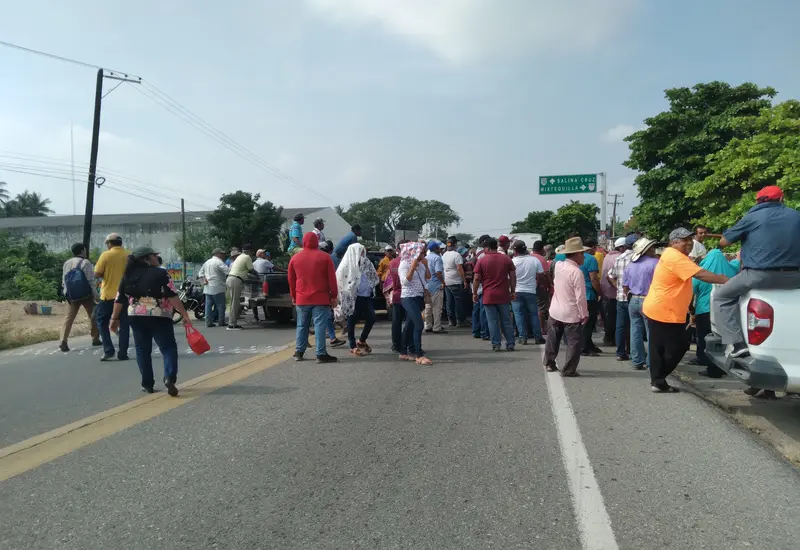 Las movilizaciones incluyeron un bloqueo sobre la carretera Transístmica, frente a las oficinas de Conagua.
