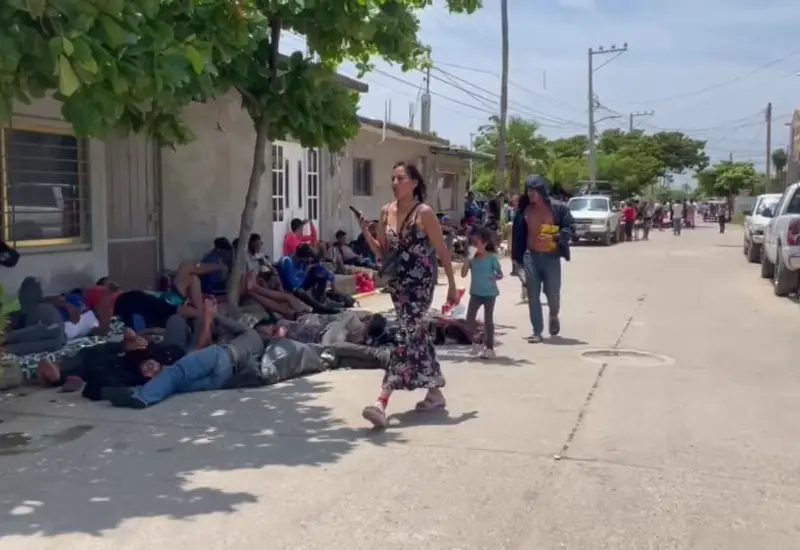 Dos grupos de migrantes avanzan hacia Oaxaca;  uno más se quedó en La Ventosa y valoran la propuesta del INM de ir a una estación migratoria.
