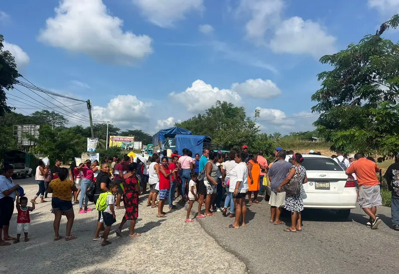 Pobladores de la comunidad afromexicana de Corralero bloquearon ayer la carretera federal Costera 200 Pinotepa Nacional–Acapulco.