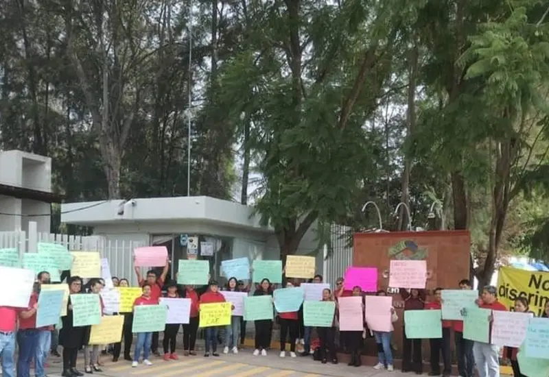 Los docentes realizaron una protesta en el Conalep de Huajuapan.