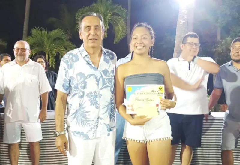 El presidente de la asociación de tenis, Adolfo Martínez, premiando a la campeona de la A femenil, Paulina Montiel.