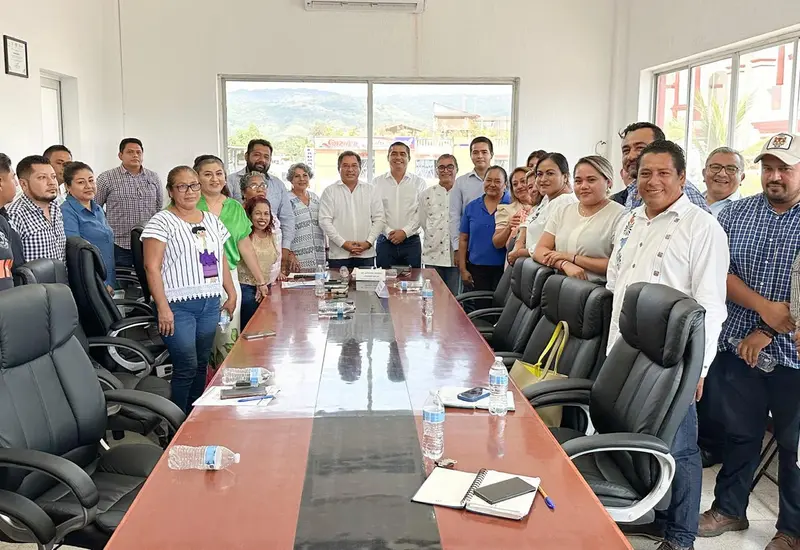 El presidente municipal de Pinotepa Nacional, Antonio Marbel Jiménez Meza y su Cabildo, se reunieron este martes con el presidente municipal electo, Héctor Baños Toscano y concejales electos para el periodo 2025–2027.