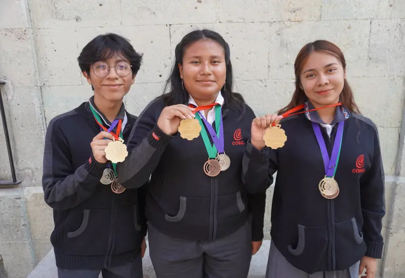 Lluvia Hernández Sánchez, María Fernanda Velasco Pérez y Ricardo Sánchez Cruz, son estudiantes del quinto semestre del COBAO 01 Pueblo Nuevo.