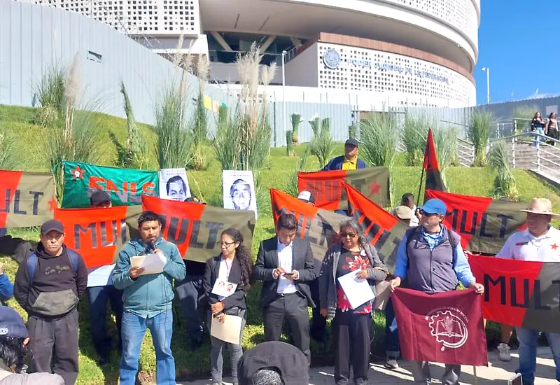 Los familiares son revictimizados al ser citados por la defensa jurídica de los detenidos como si fueran responsables de la desaparición forzada.