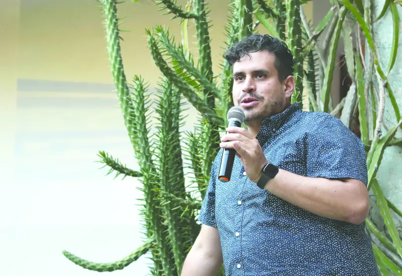 Formado en la Escuela Activa de Fotografía en la Ciudad de México, donde de- sarrolló las bases técnicas que lo han llevado a destacarse a nivel internacional.