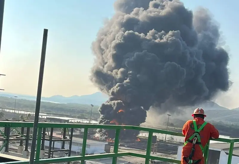 En el área de Efluentes de la refinería se registró un voraz incendio.