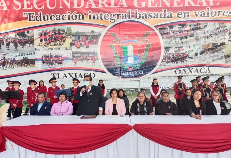 El profesor Fortino Bautista, director de la Escuela Siglo XXI, dio la bienvenida a los participantes.