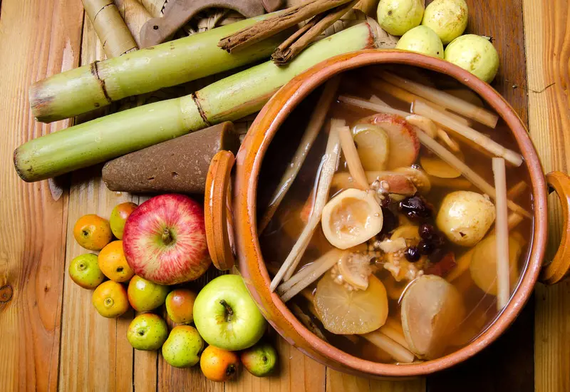 Ponche de frutas, bebida para navidad con vitamina c
