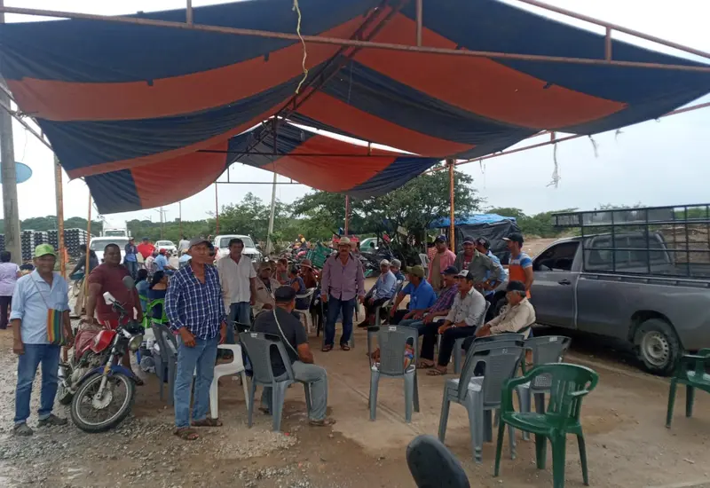 Los ejidatarios se organizaron y pararon los trabajos; han retenido los camiones que transportan el material.