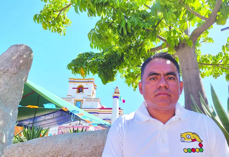 Reynaldo López de la Paz es el ganador del Premio FAHHO-CaSa “Emiliano Cruz”, por sus talleres de tu'ùn savi; es originario de Santiago Jamiltepec.