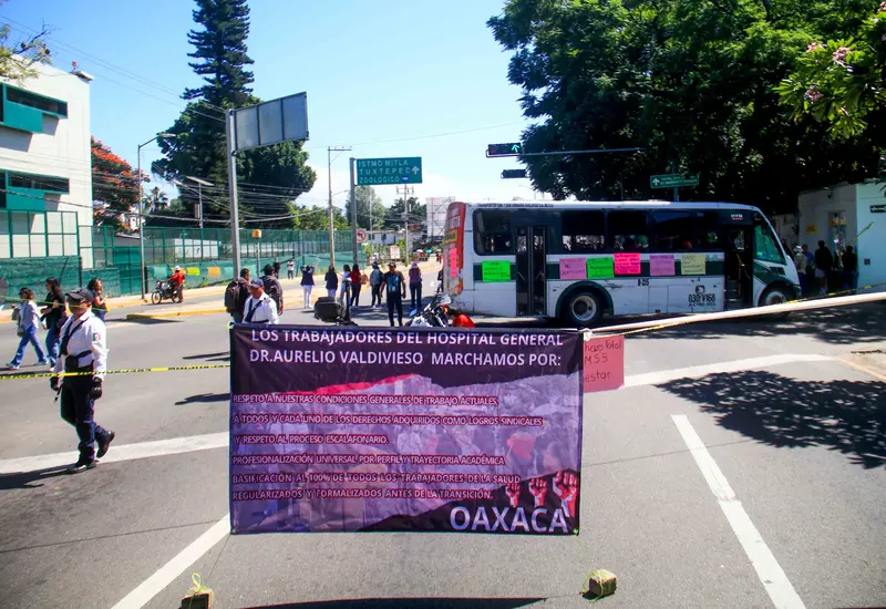 Marchan y cierran vialidades para rechazar incorporación al IMSS Bienestar.
