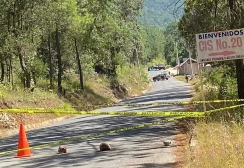 Tres personas fallecieron al chocar una motocicleta con un montacargas