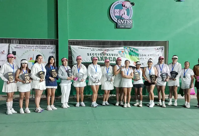 Campeonas y finalistas de las distintas divisiones en la premiación.
