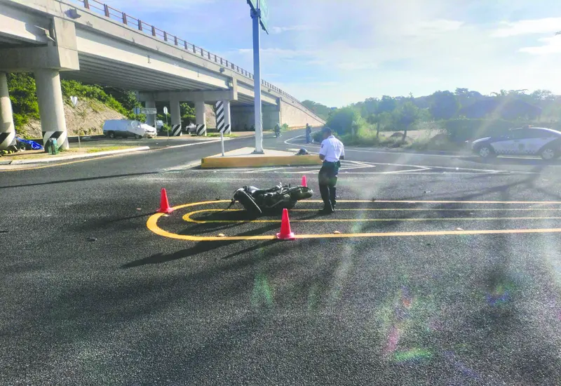 En el puente elevado de la desviación a Santa María Huatulco, ocurrió otro accidente de motocicleta.