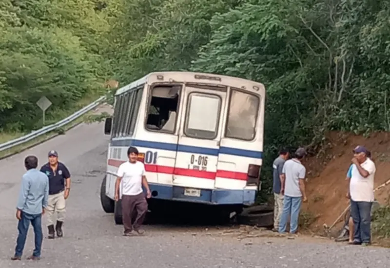Un autobús que transportaba una banda de música infantil chocó contra el paredón de un cerro en la sierra mixe zapoteca.
