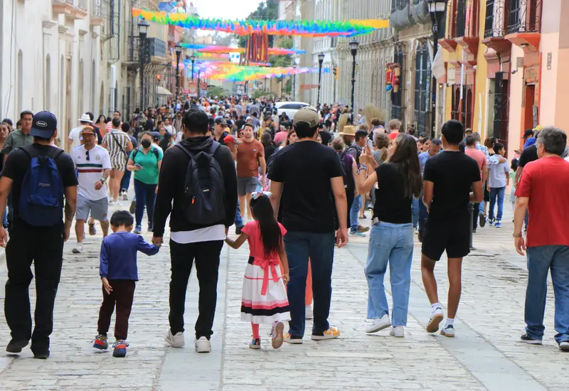 El riesgo de gentrificación y el turismo excesivo en Oaxaca podría llevar a una pérdida irreversible de la identidad ciudadana.