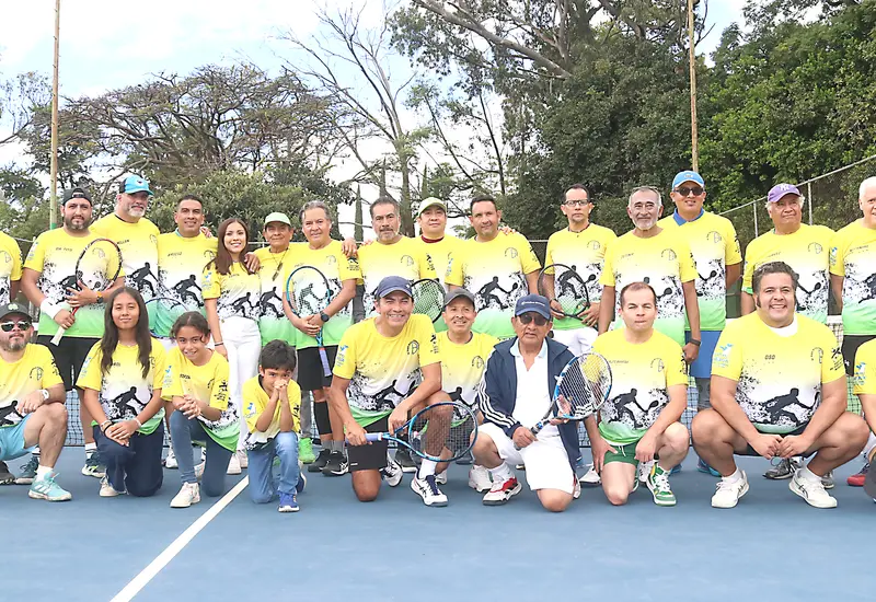 Los médicos participantes y el homenajeado con sus familiares, en la foto general del recuerdo