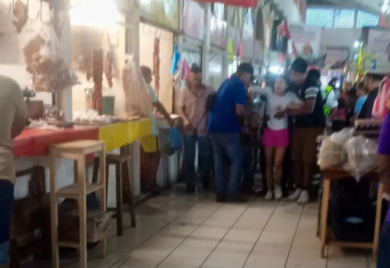 La joven Marisol sufrió heridas graves en la mano cuando laboraba en la carnicería "El Torito".