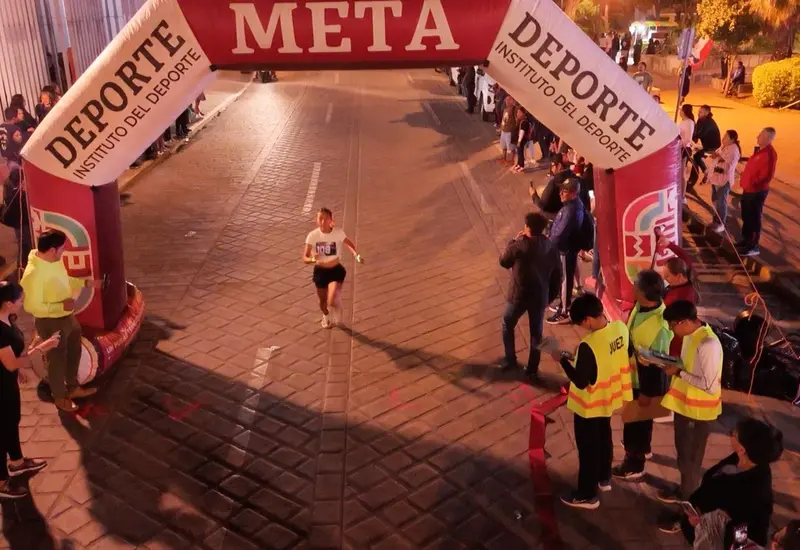 celebran_carrera_nocturna_neon_oaxaca