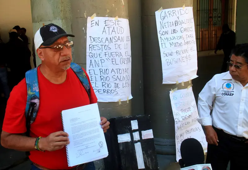 Ambientalistas protestaron en Palacio de Gobierno de la capital ante la contaminación de los ríos en Oaxaca.