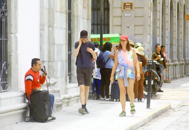 A medida que la población nativa es desplazada, también se derivan otros problemas, como la escasez de agua y el aumento en la generación de basura.