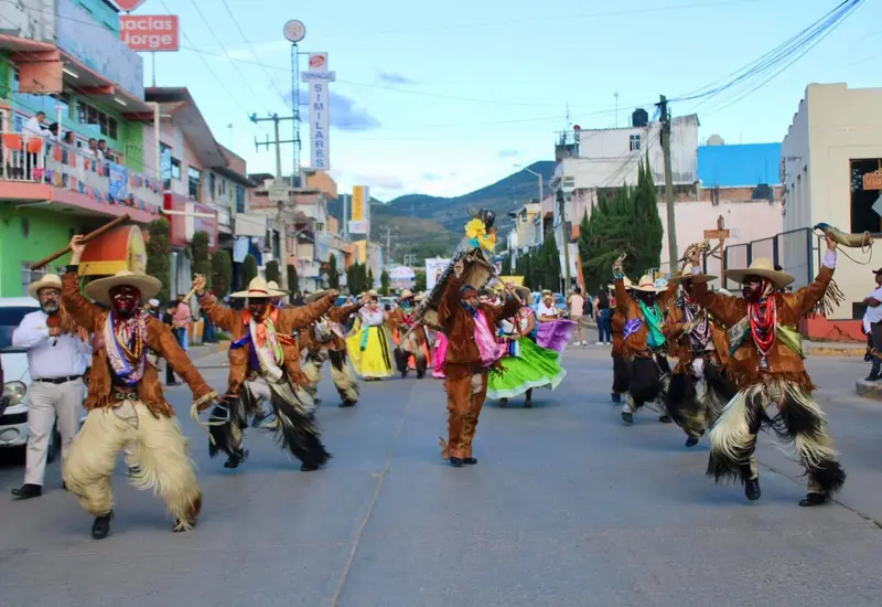 El grupo cultural San Judas Tadeo interpretó la danza de Los Rubios en la Guelaguetza Ñuu Savi.