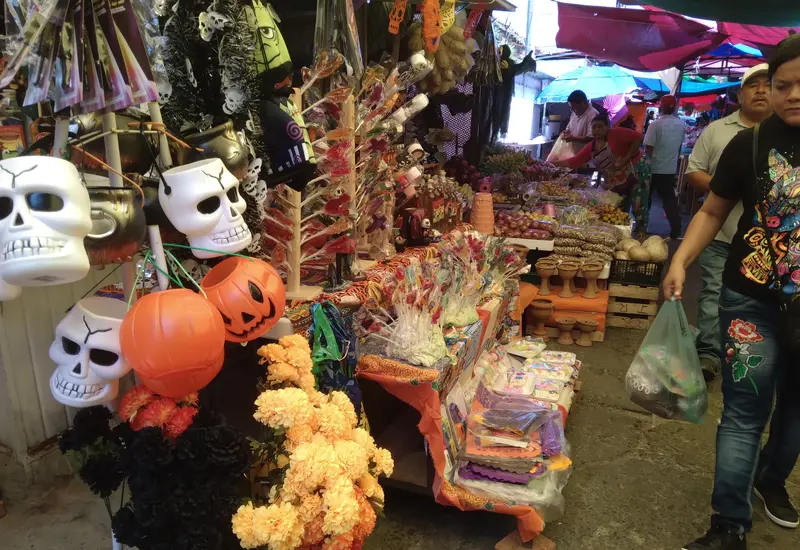 En los mercados públicos, usted puede adquirir lo necesario para su altar.