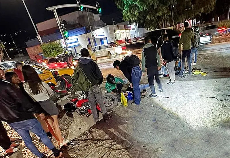 Trágica muerte encontró un motociclista al ser embestido por una pipa en el crucero principal de la agencia Santa Rosa, mientras que la mujer que lo acompañaba resultó grave.  El accidente ocurrió el martes aproximadamente a las 21:00 horas cuando Brian R.T. tripulaba una motocicleta de modelo reciente y circulaba en la avenida Oaxaca, de dicha agencia.  Sin embargo, en el crucero, frente al Mercado Zonal Santa Rosa, al parecer el conductor de un camión tipo pipa no respetó el semáforo y embistió la motocic