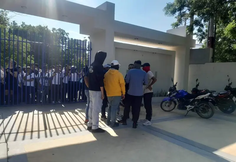 De acuerdo con algunos estudiantes, con estas acciones los porros pretenden obligarlos a participar en las movilizaciones de este miércoles.